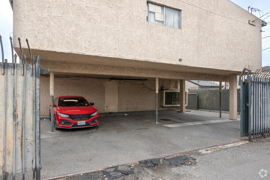 Parking - 637 W. 79th