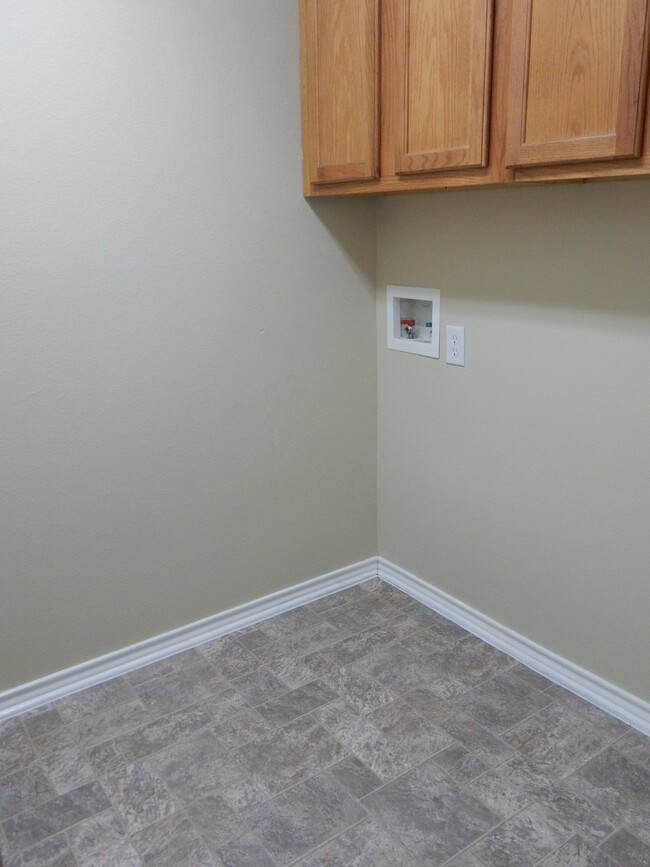 Building Photo - South Tyler - Handsome 3 Bedroom, 2 Bath H...