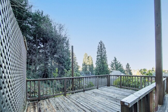 Building Photo - Portland Heights Home w/High-End Finishes! Double Range Viking Stove, Granite, Wood Floors, Sun R...
