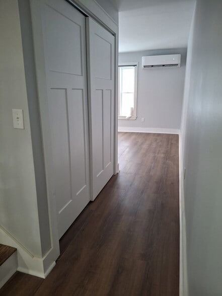 Building Photo - 27 Oak St