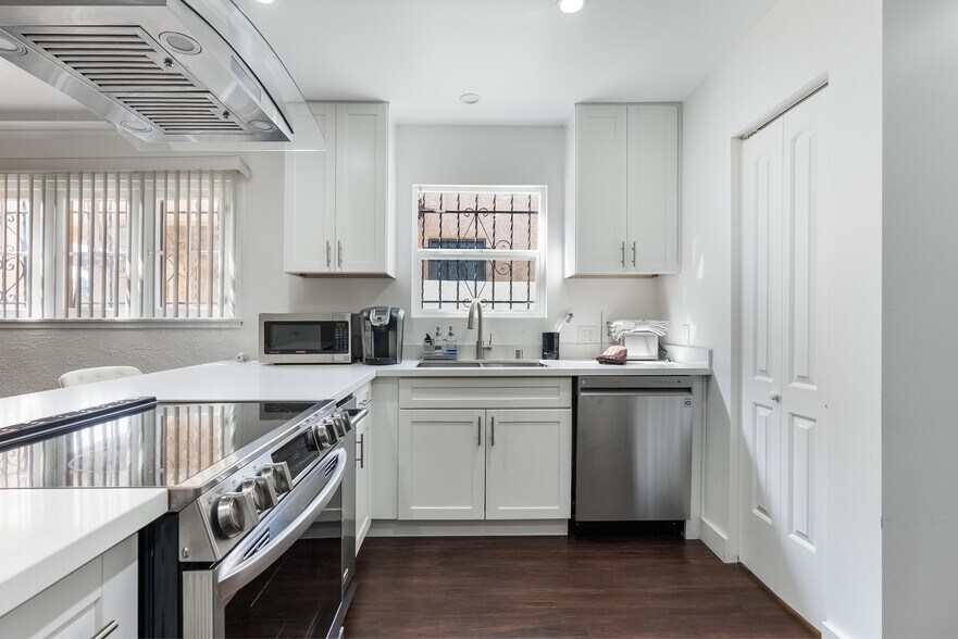 Building Photo - 2509 W 73rd St