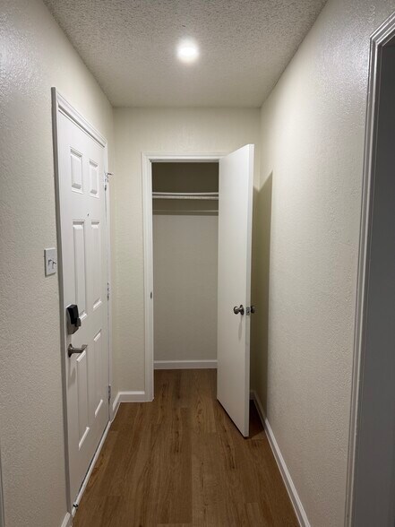 Building Photo - 204 Lanham Ct