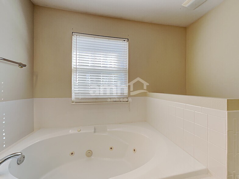 Building Photo - 5826 Matalin Ln