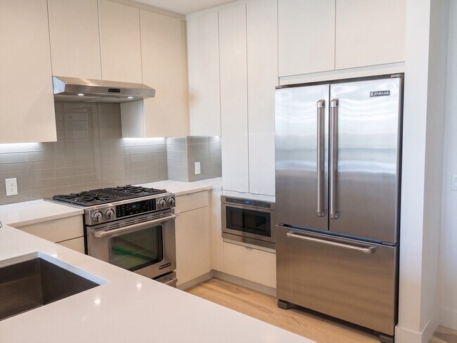 Building Photo - 32 Traveler St