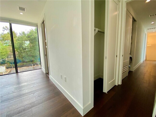 Building Photo - 1905 Riverview St