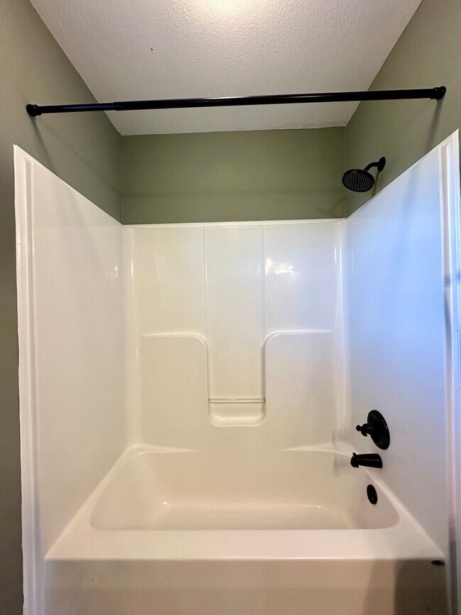 Building Photo - Spacious 3-Bedroom Home with Fenced Yard & Garage!