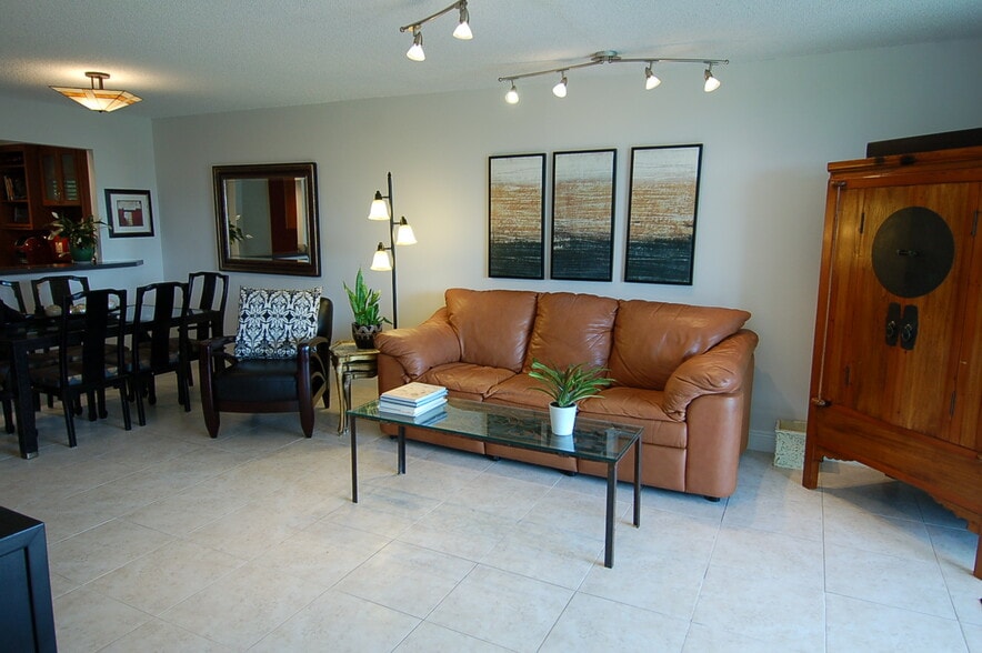 Building Photo - 575 Oaks Ln