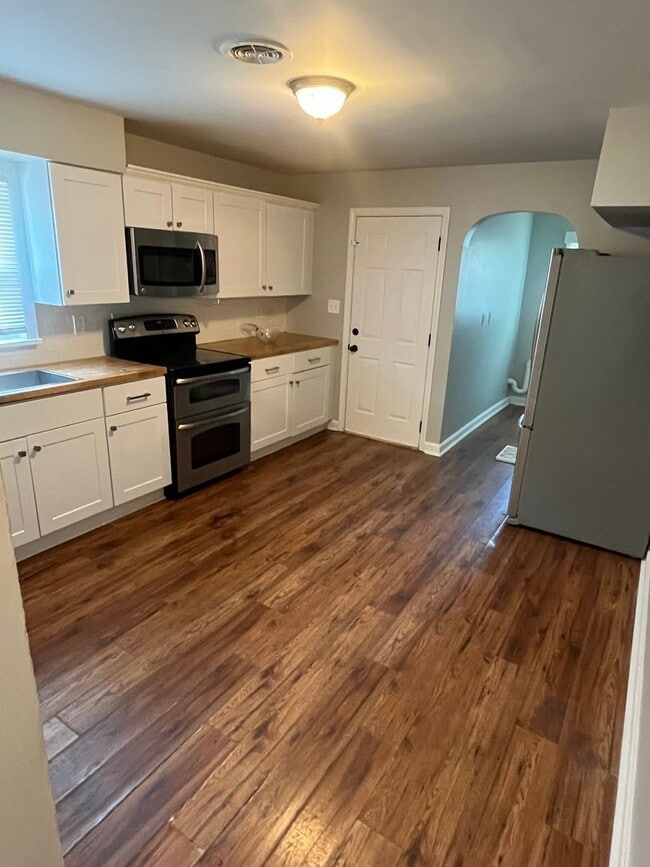 Building Photo - Perfect Small Affordable Family Home w/ Fe...