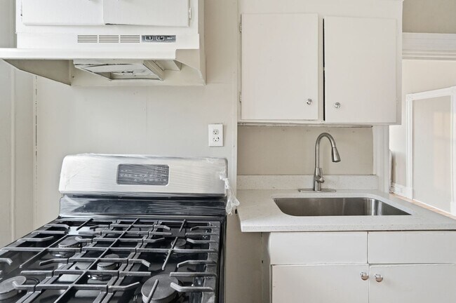 Building Photo - Your Hudson Home Awaits – 2 Bedrooms, Free Application, Pet Friendly