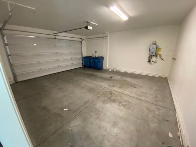 Building Photo - Beautiful 4 bed/3 home located in Henderson.