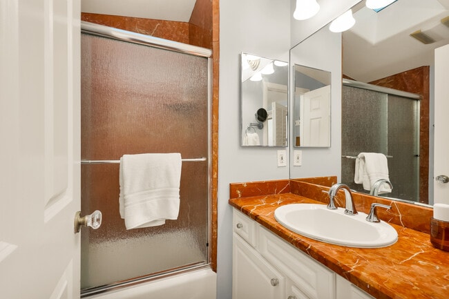 Building Photo - 2949 Ocean Front Walk