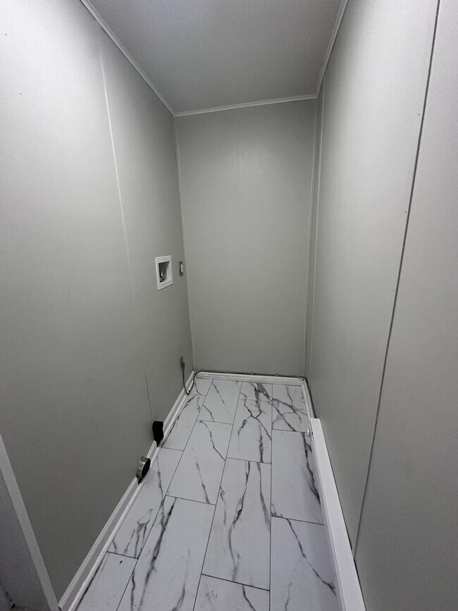 Building Photo - Large 3 bedroom 1 bath house for rent with small yard