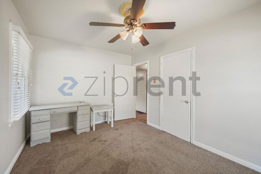 Building Photo - Unit