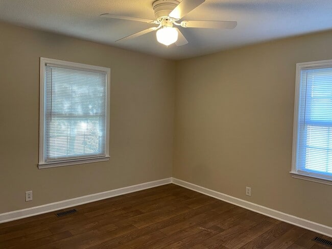 Building Photo - 2-3 BED, 1.5 BATH BRICK HOME