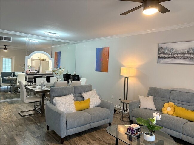 Building Photo - 622 Wilcrest Dr