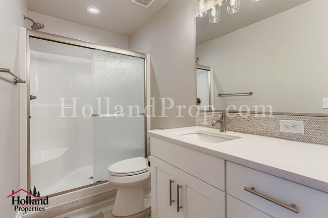 Building Photo - **Price drop: $2395 + $150.00 off for your first 3 months**- Lovely 3 bedroom home in Hillsboro