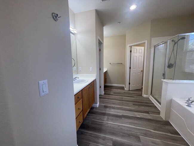 Building Photo - Beautiful 4 Bedroom Close to Downtown Brentwood!