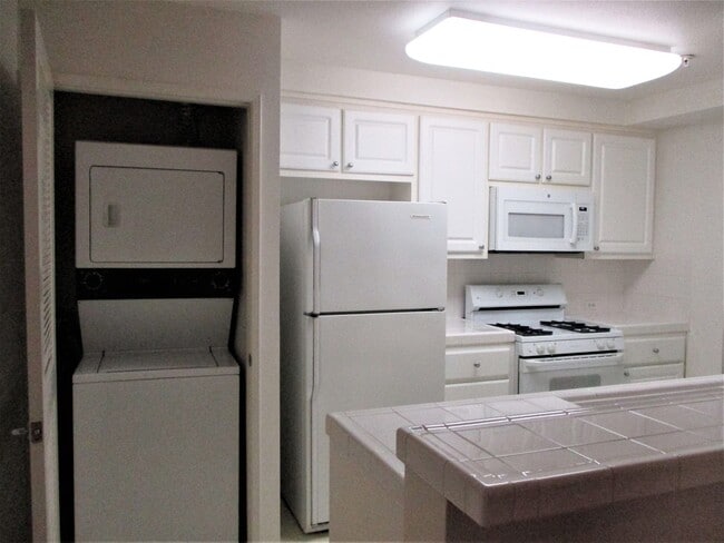 Building Photo - Stunning 2-Bed, 2-Bath