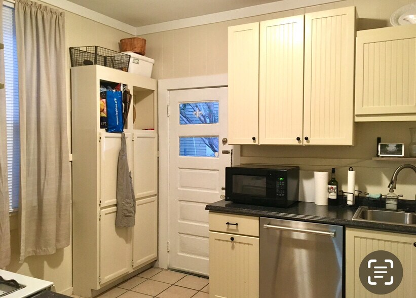 Building Photo - 807 Leontine St