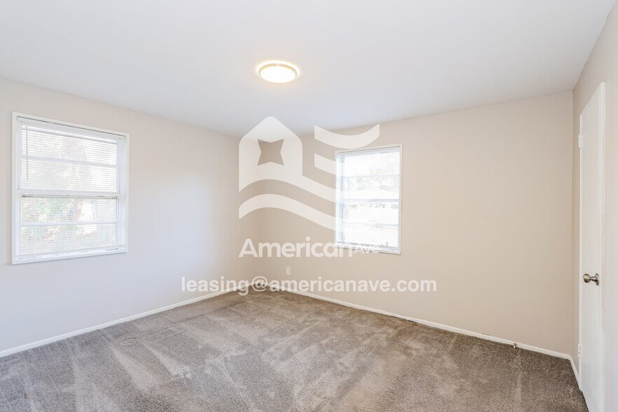 Building Photo - 693 Aldrich St NE