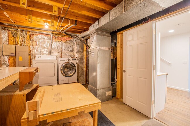Building Photo - Stunning 3 BR/3 BA EOG Townhome in Columbia!