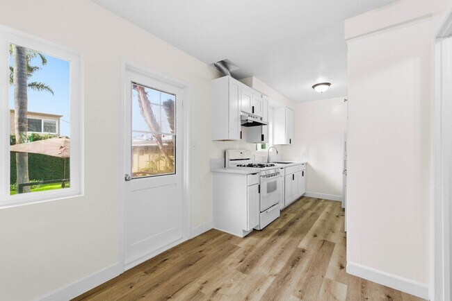 Building Photo - 2BR Coastal La Jolla Apartment | Steps to Windansea Beach