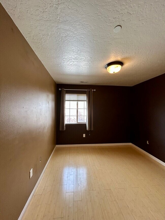 Building Photo - Bright 3-Bed, 2-Bath Condo with Mountain Views & Community Amenities