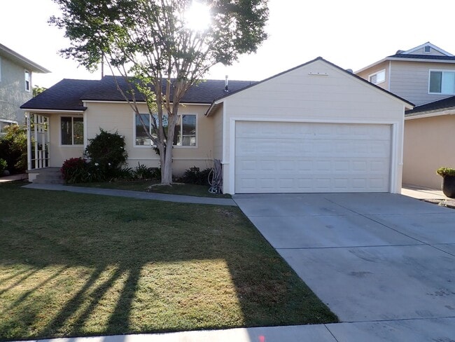 Building Photo - Single Family House in Desirable Neighborhood