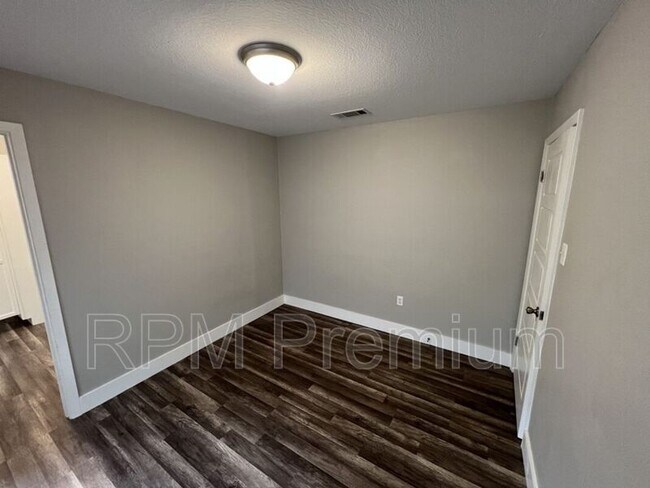 Building Photo - 464 Wilton Dr