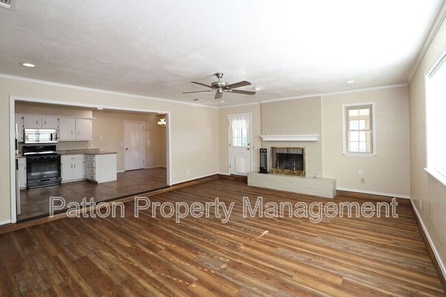Building Photo - 2905 Salem Dr