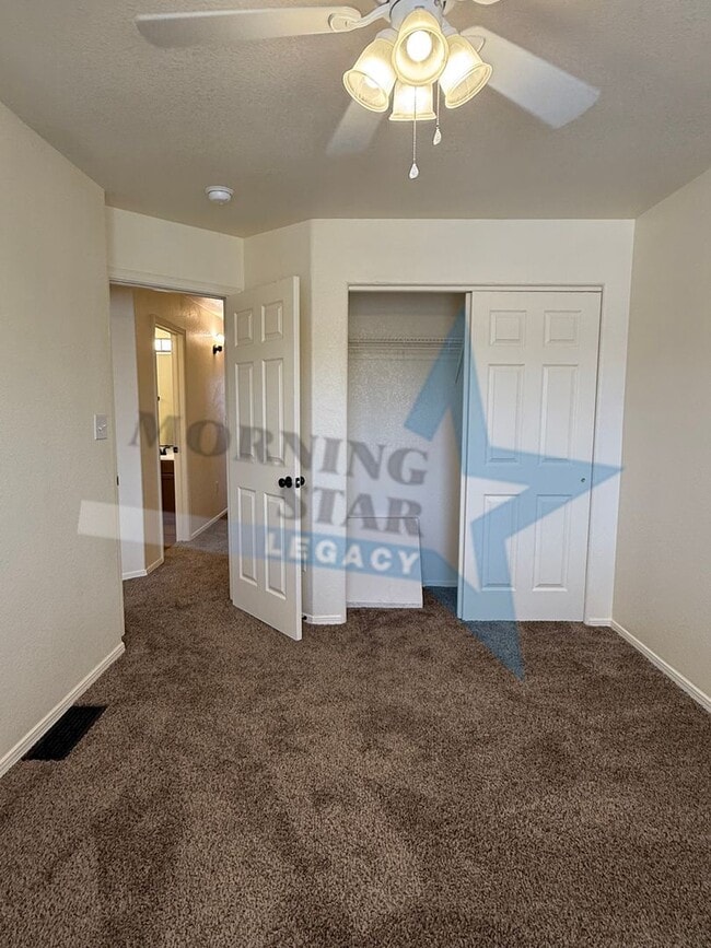 Building Photo - Inviting 3 bedroom 2.5 bath waiting to be ...
