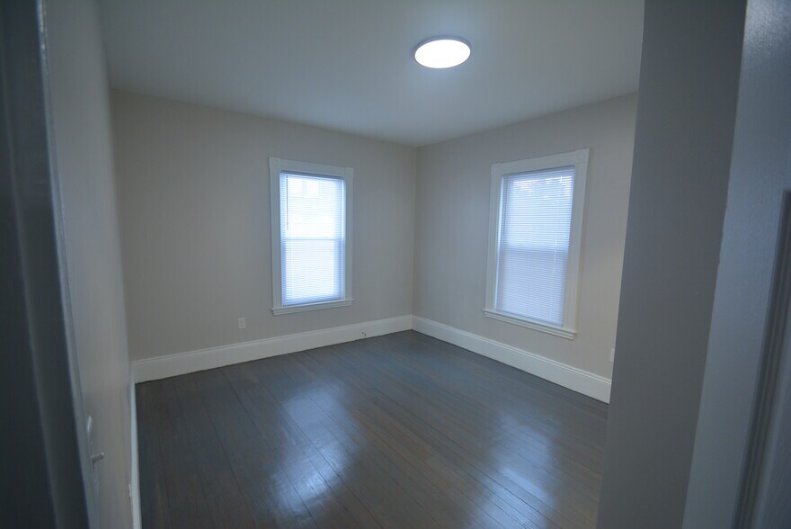 Building Photo - 31 Claybourne St