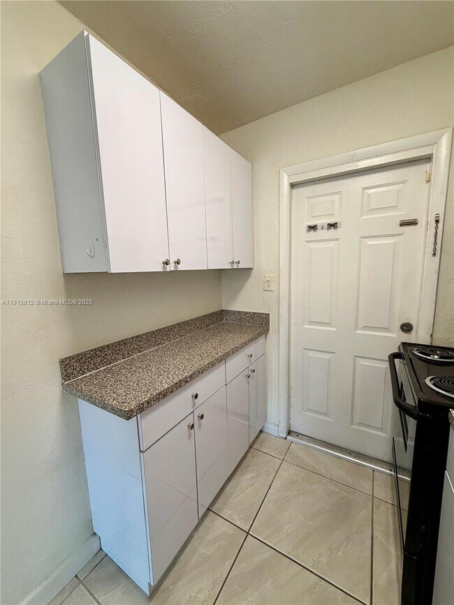 Building Photo - 2571 NW 13th Ct