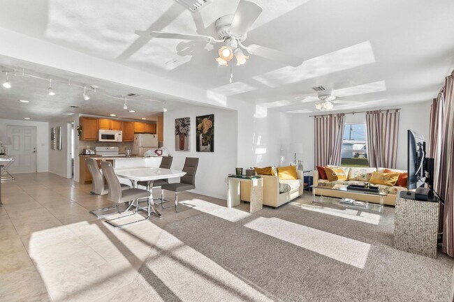 Primary Photo - FURNISHED SHORT TERM RENTAL - 3 Bed / 2 Ba...