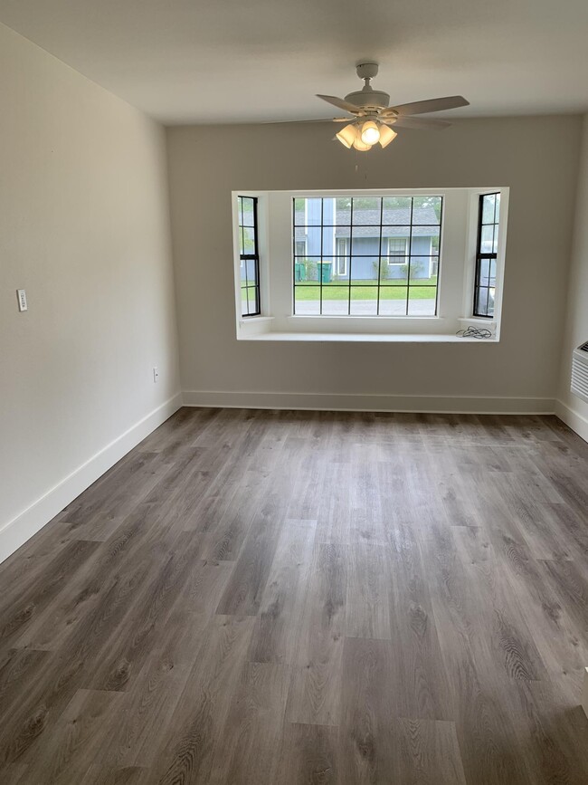 Building Photo - 1425 Mixon Dr