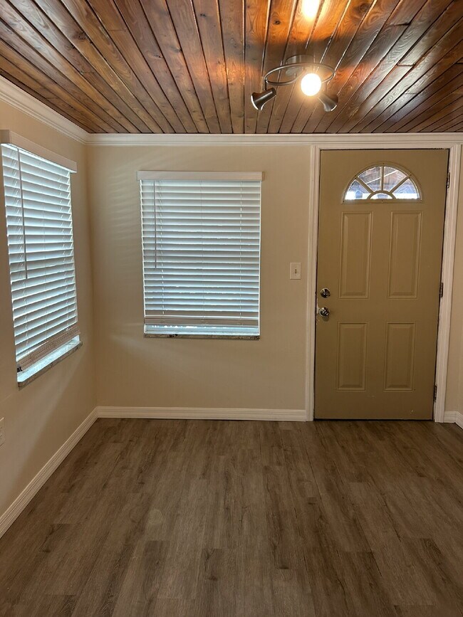 Building Photo - Fall in love with this beautifully maintained 3BR/2BA home!