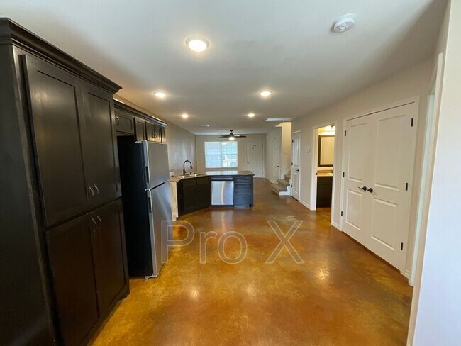 Building Photo - 408 Carson Way