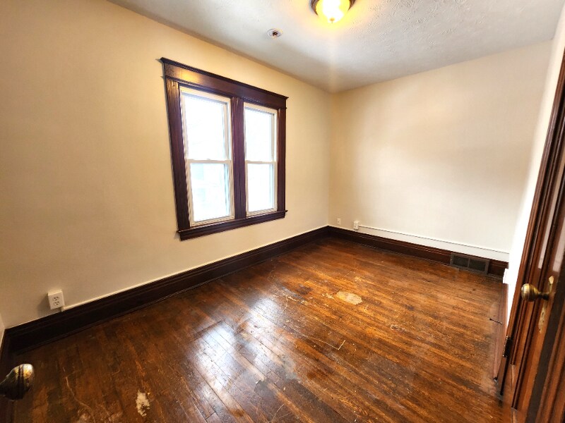 Building Photo - 674 Parsells Ave