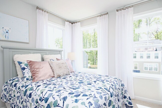 Building Photo - End-Unit Avon Park Townhome Near Biscuit Run Park