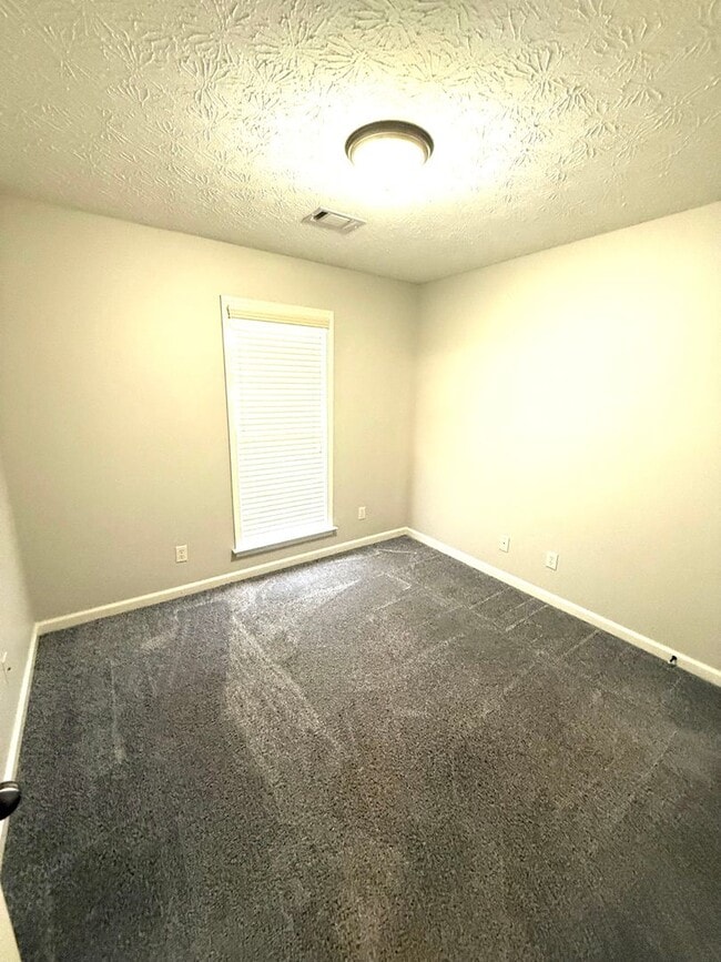 Building Photo - ** 3 Bed 2 Bath located in Ryan Ridge ** Call 334-366-9198 to schedule a self tour