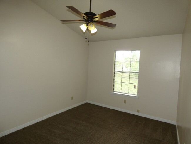 Building Photo - Charming 2-Bedroom Apartment - Prime Location