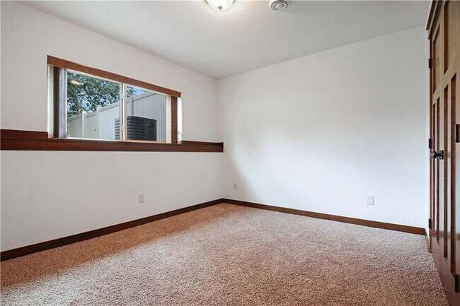 Building Photo - 2425 Lake Ct