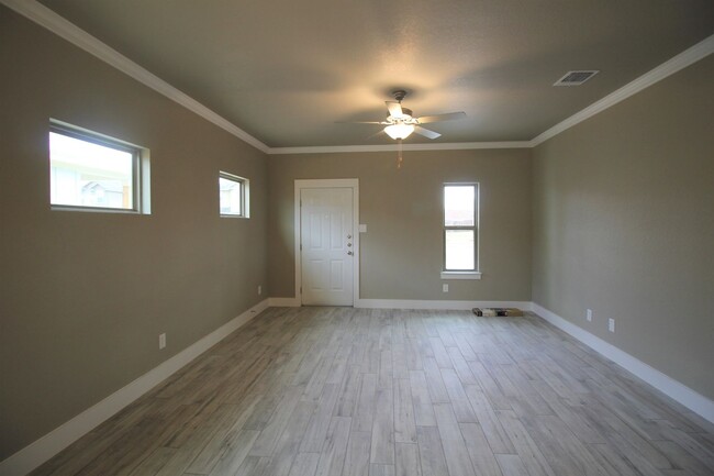 Building Photo - Located 1 Mile from IH 35/ No Carpet / Ton...