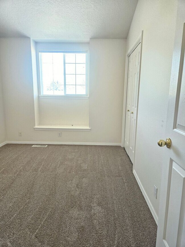 Building Photo - 4 Bedroom 2.5 Bathroom Desireable Merdian Neighborhood