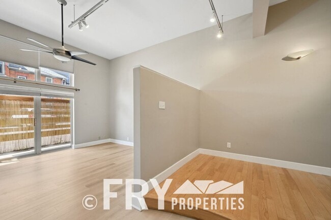 Building Photo - Ground Floor Condo in Great Uptown Location
