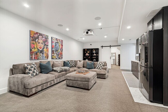 Building Photo - Fully Furnished Luxury Home In The Avenues