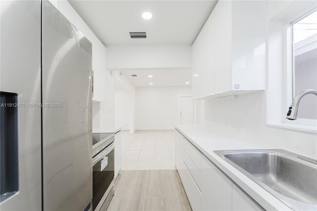 Building Photo - 1020 SW 74th Ave