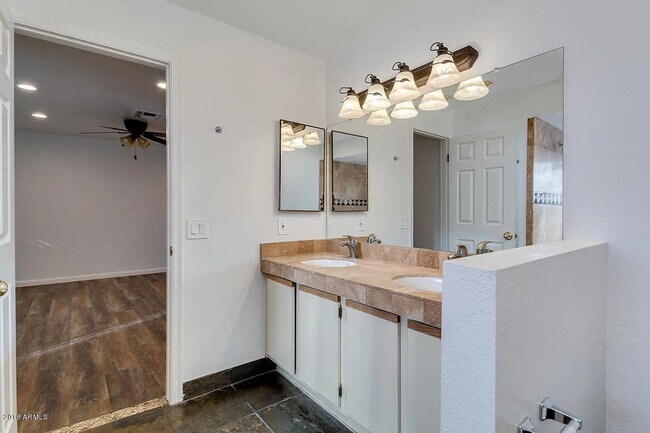 Building Photo - Renaissance Park Condo - Updated Penthouse...