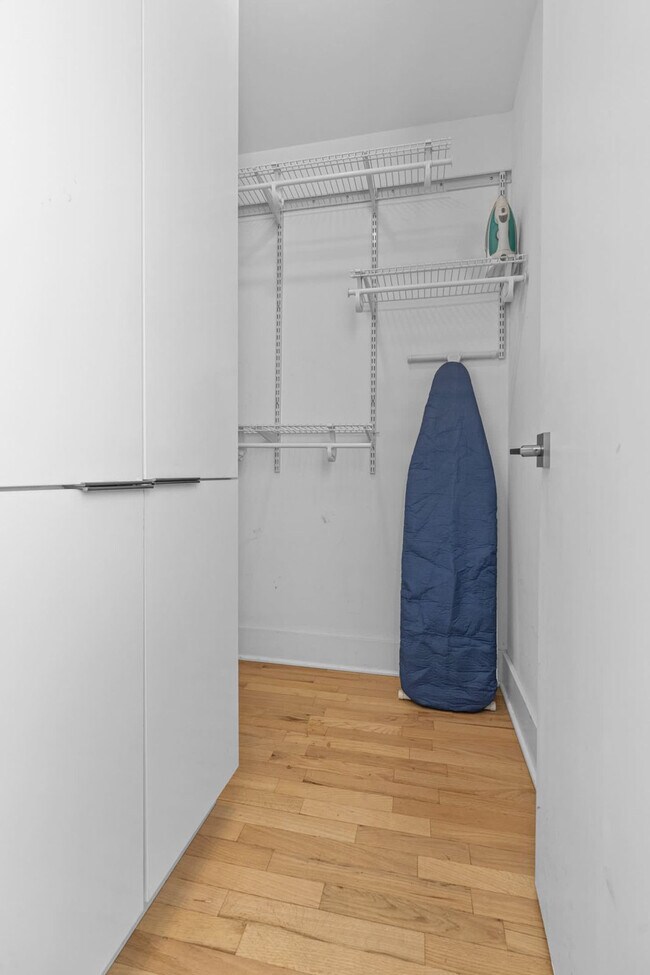 Building Photo - 1136 Crescent Ave NE