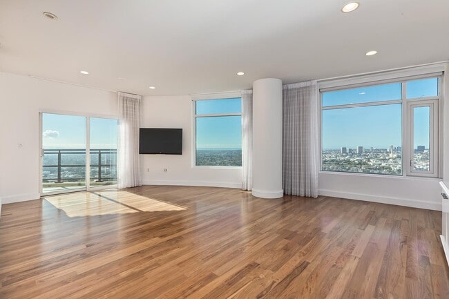 Building Photo - 1 W Century Dr